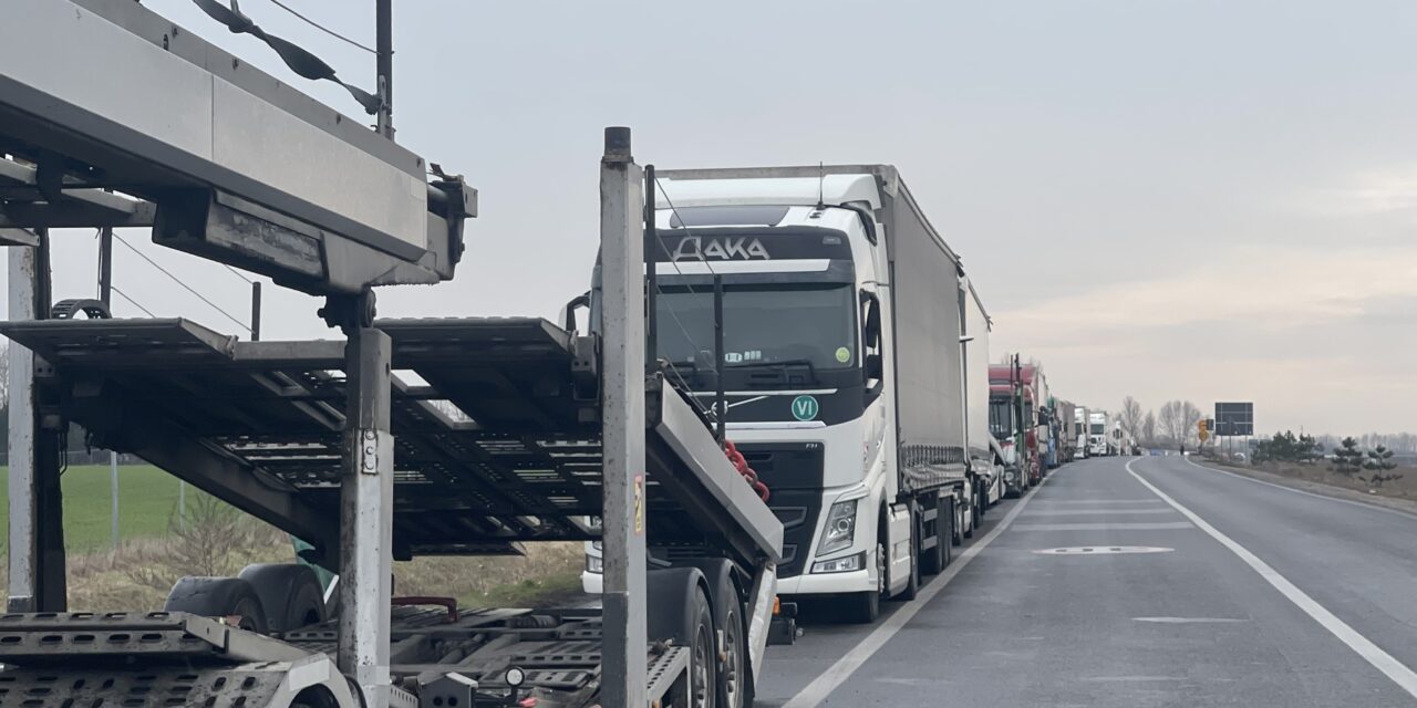 <span class="entry-title-primary">A blokád napi szinten 100–150 millió euró veszteséget okoz</span> <span class="entry-subtitle">A kamionsofőrök további két határátkelőhelyet fognak lezárni </span>