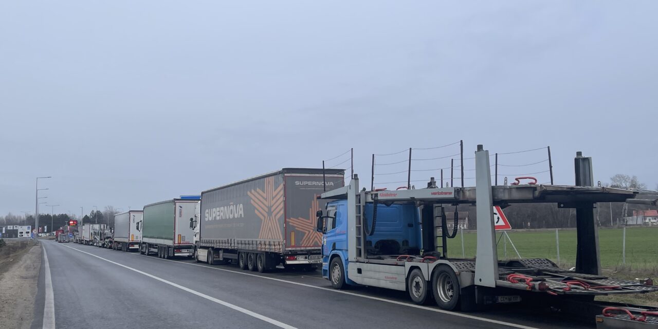 A szerb és bosnyák kamionsofőrök kitartanak a blokád mellett