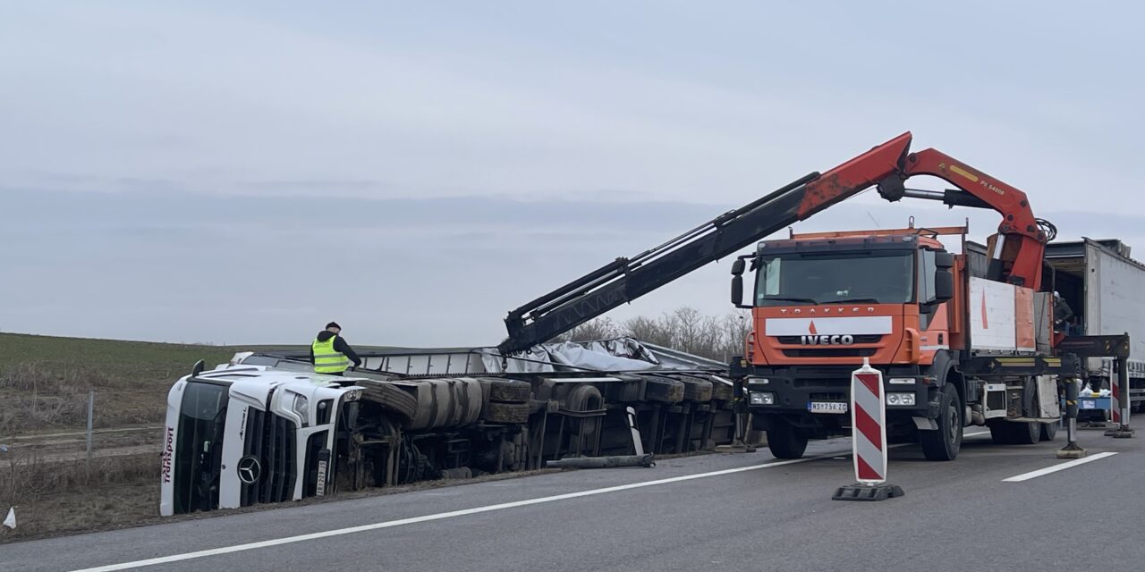Árokba borult egy kamion