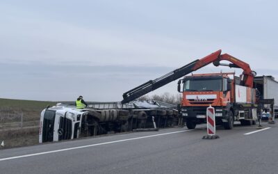 Árokba borult egy kamion