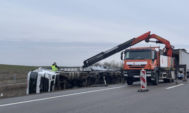 Árokba borult egy kamion