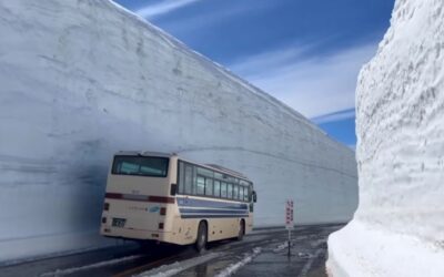 17 méteres hófal szegélyezi az utat, mégis járható (videóval)