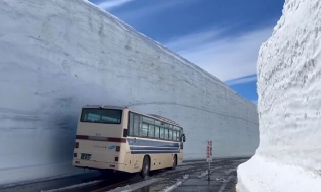 17 méteres hófal szegélyezi az utat, mégis járható (videóval)