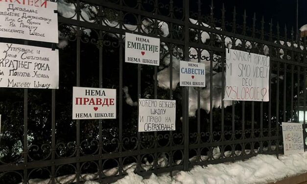 Tiltakoznak az újvidéki gimnázium végzősei