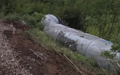 A kisiklott vagonok négy hónapja az út mellett állnak