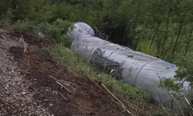 A kisiklott vagonok négy hónapja az út mellett állnak