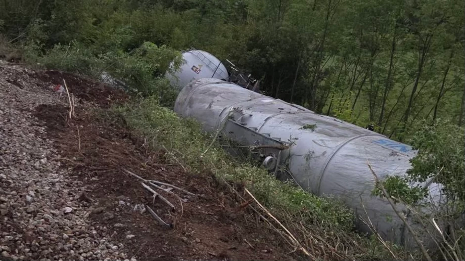 A kisiklott vagonok négy hónapja az út mellett állnak