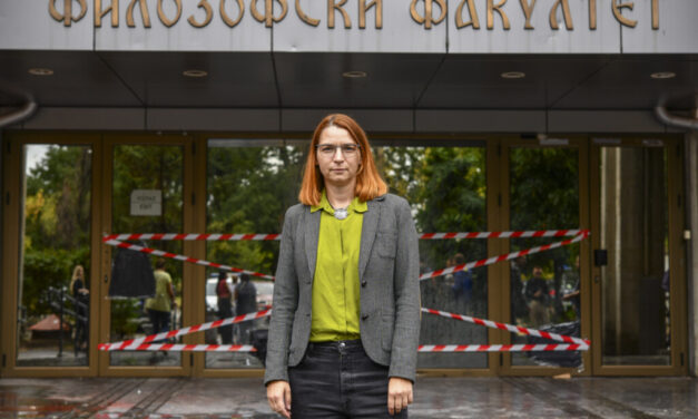 A Bölcsészkar a bíróság előtt érvel a professzor visszavétele mellett