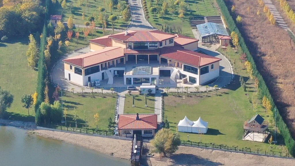 <span class="entry-title-primary">Üdüljön Novak Đoković luxusvillájában</span> <span class="entry-subtitle">Szerény 15.000 euró egy éjszaka</span>