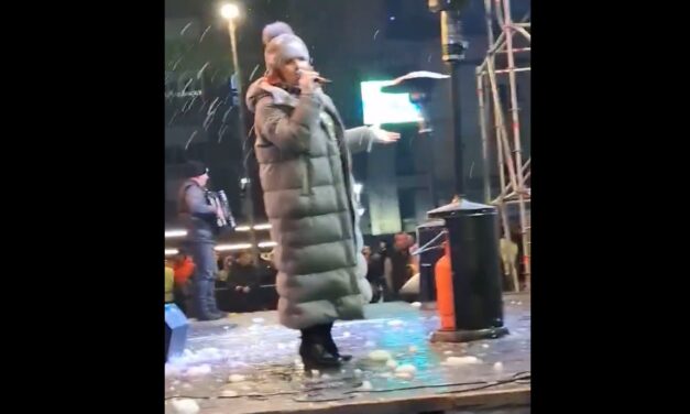 Hógolyókkal dobálták meg Ana Bekutát Čačakon