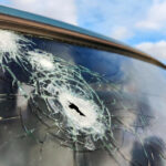 Éjjelente megrongálják az autók ablaküvegeit