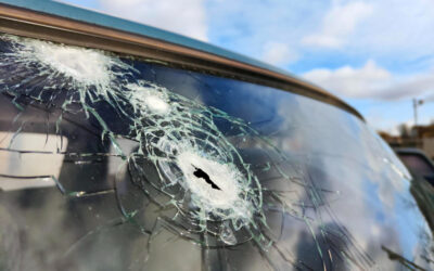 Éjjelente megrongálják az autók ablaküvegeit