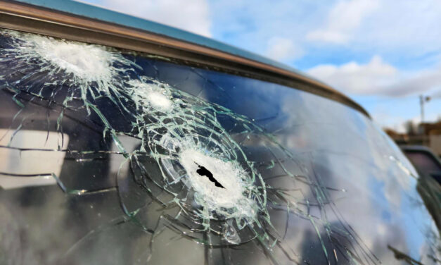 Éjjelente megrongálják az autók ablaküvegeit