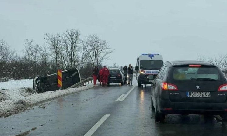 Súlyos baleset történt Óbecse és Temerin között (Fotó)