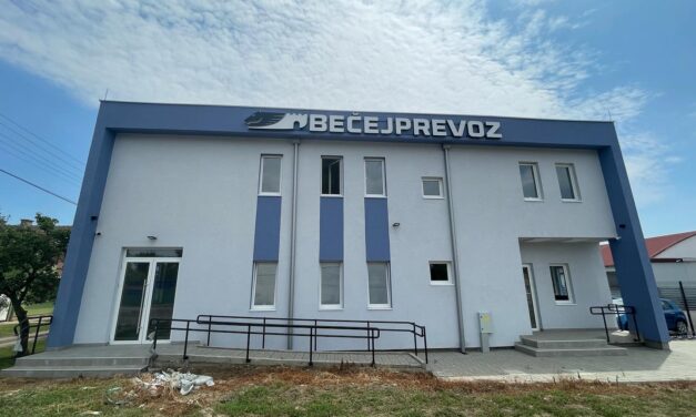 A tüntetők közé hajtott a buszsofőr, most miatta is tüntetni fognak