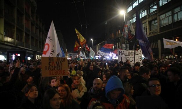 A pártkönyv többet ér, mint a diploma