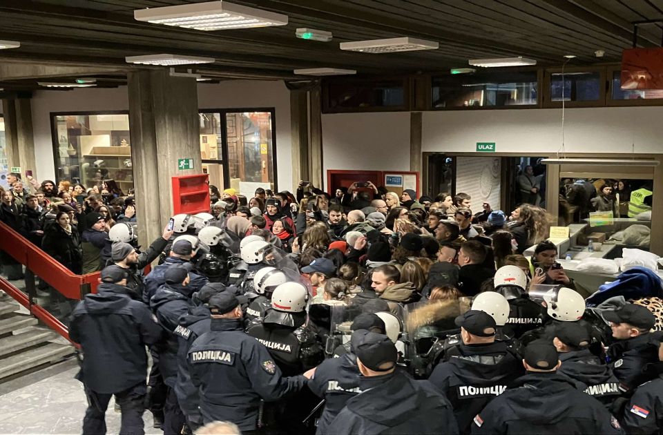 A csendőrség erőszakkal kiszorította a tiltakozókat az egyetemről