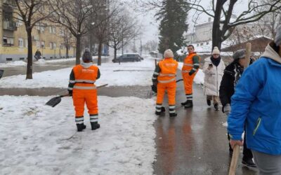 A polgárok lapátoltak, a közterület-fenntartók fotózkodtak Így takarították el a havat Újvidéken (fotó+videó)