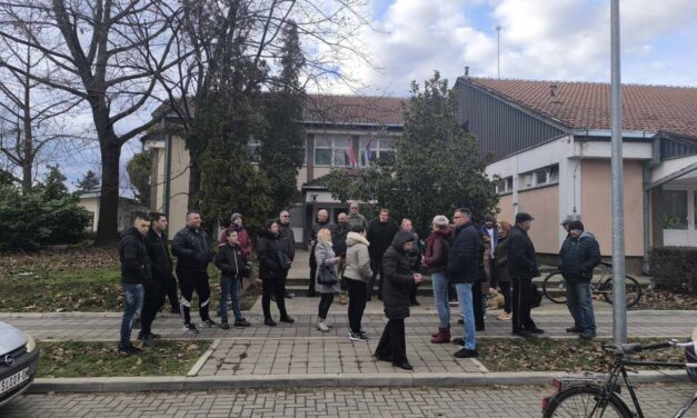 Megvertek egy fehértemplomi polgárt, a családja a községi képviselő-testület elnökét vádolja