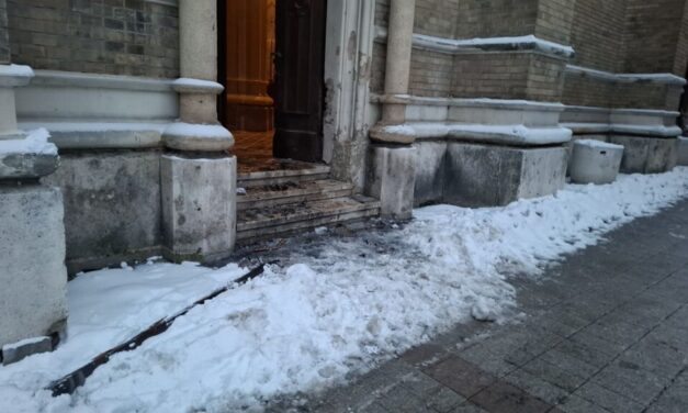 Gyújtogatás a templomnál