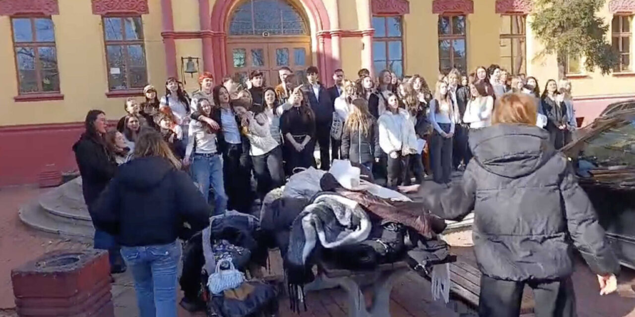 A gimnázium kórusa bojkottálta a polgármestert