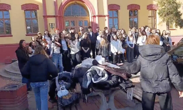 A gimnázium kórusa bojkottálta a polgármestert