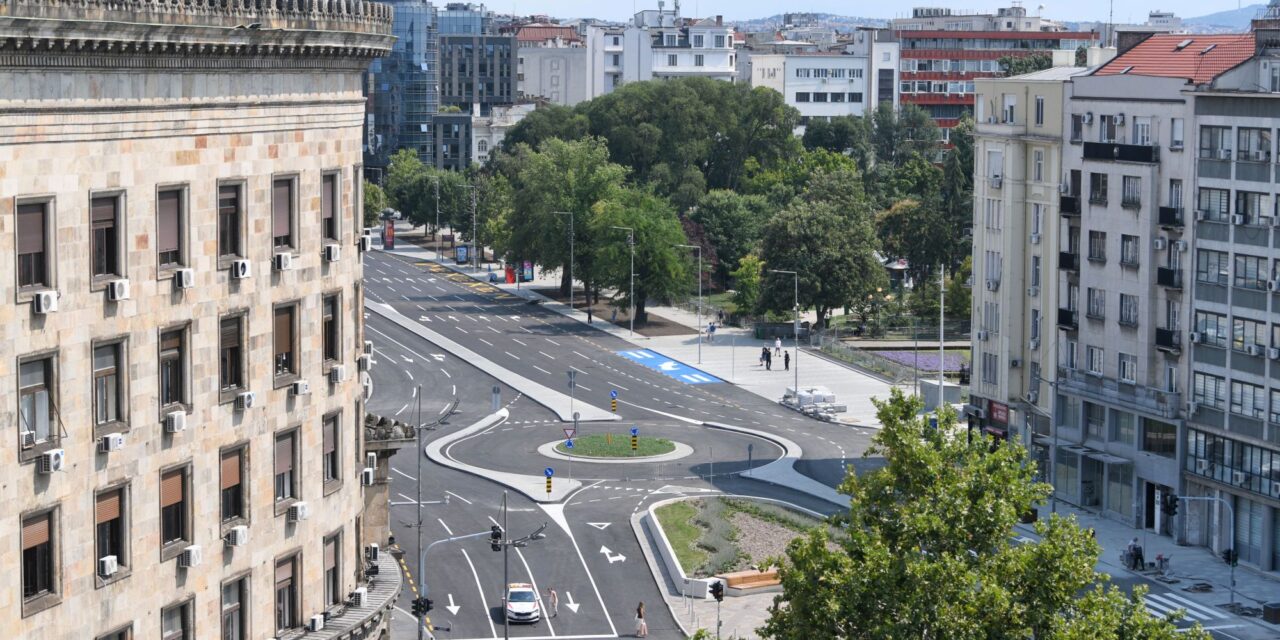 Bosszúságot és vidámságot okoz az új körforgalom Ćacilendnél (videókkal)