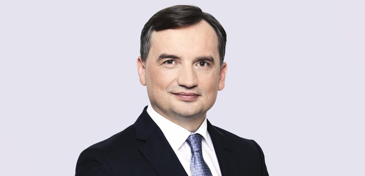 Ennek a 26 bűncselekménnyel vádolt lengyel politikusnak adott menedéket Orbán