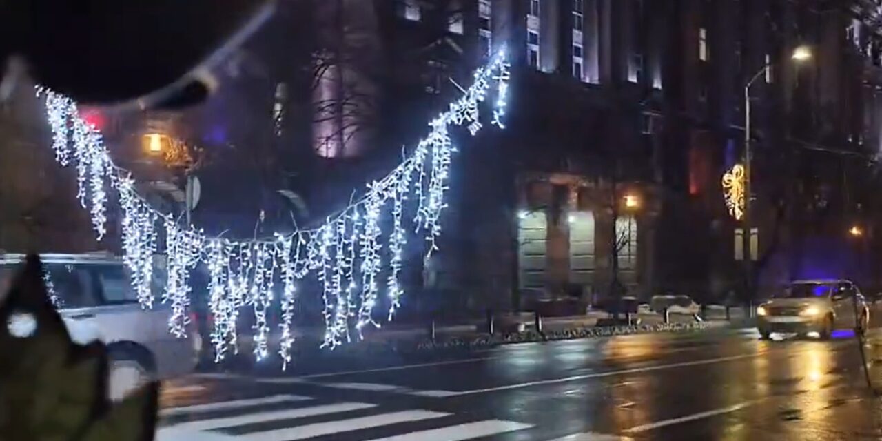 Leszakadt az újévi díszkivilágítás Belgrádban, leállt a buszközlekedés