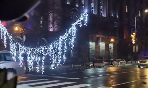 Leszakadt az újévi díszkivilágítás Belgrádban, leállt a buszközlekedés