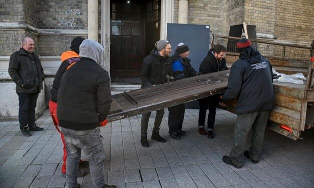Kezdődik a Mária Szent Neve templom felgyújtott ajtajának a helyreállítása