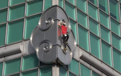 Biztosítókötél nélkül mászta meg a több mint 500 méteres felhőkarcolót (videó)