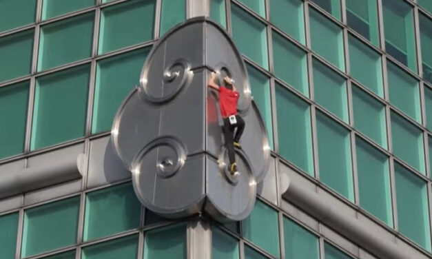 Biztosítókötél nélkül mászta meg a több mint 500 méteres felhőkarcolót (videó)