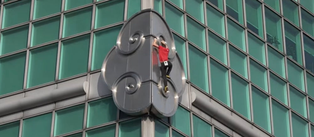 Biztosítókötél nélkül mászta meg a több mint 500 méteres felhőkarcolót (videó)