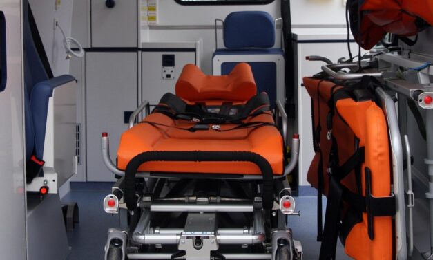 Tömegkarambol az autópályán, óriási a torlódás, mentőhelikopter ment a helyszínre