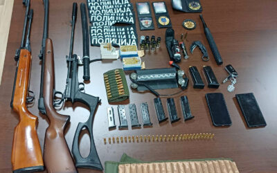 Rendőrnek és hírszerzőnek adta ki magát, így csalt ki pénzt az áldozataitól