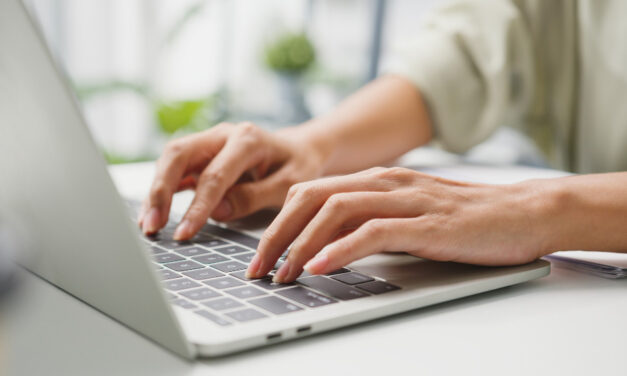 Büntetnék a tiszteletlenséget az online térben is