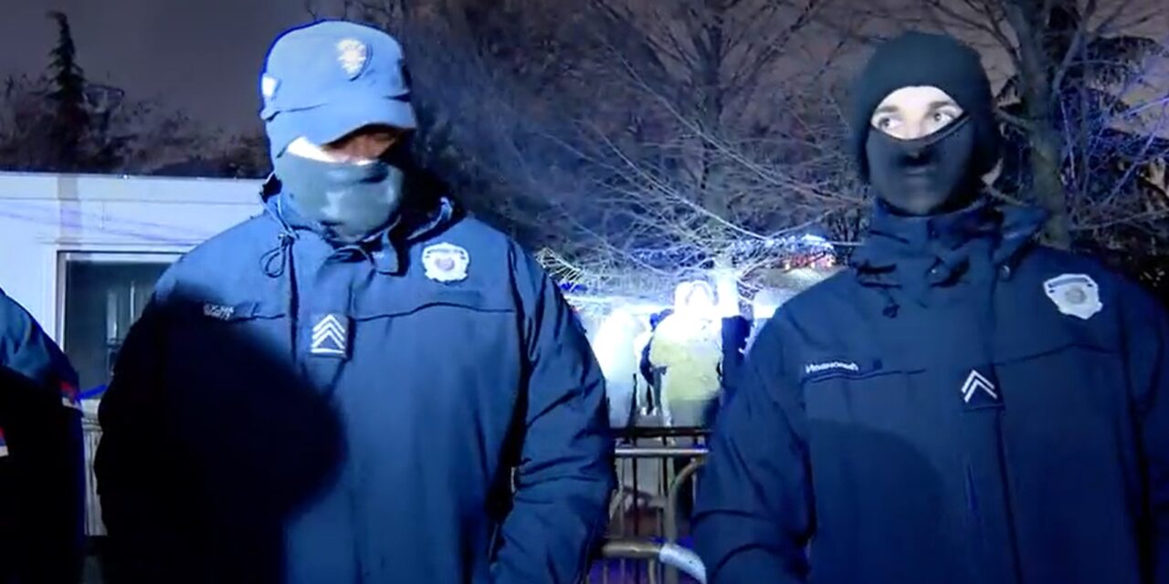 Tüntetnek Belgrádban a parlament előtt