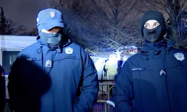 Tüntetnek Belgrádban a parlament előtt