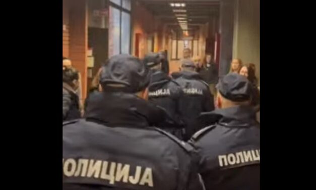 A dékán kihívta a rendőrséget, még tart a blokád a Bölcsészkaron