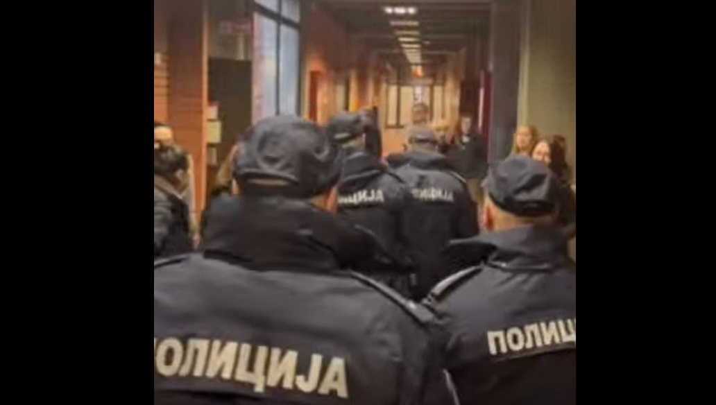 A dékán kihívta a rendőrséget, még tart a blokád a Bölcsészkaron