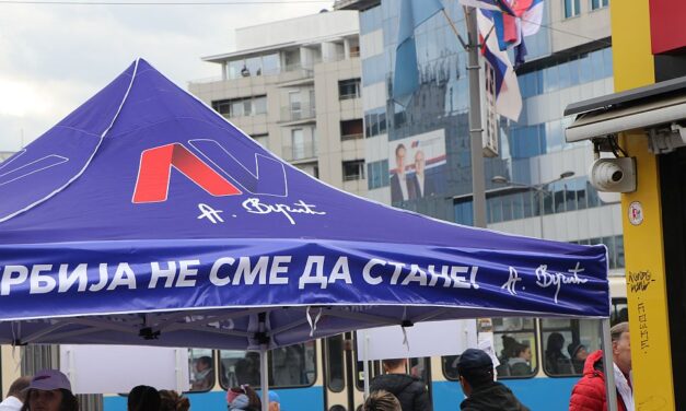 Haladók települtek ki Újvidék utcáira, a polgárok uborkát hordanak nekik + VIDEÓ