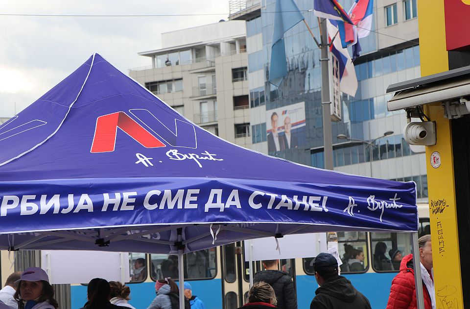 Haladók települtek ki Újvidék utcáira, a polgárok uborkát hordanak nekik + VIDEÓ