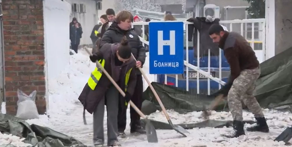 Az egyetemisták szolidaritási akciója a hó és jég miatt