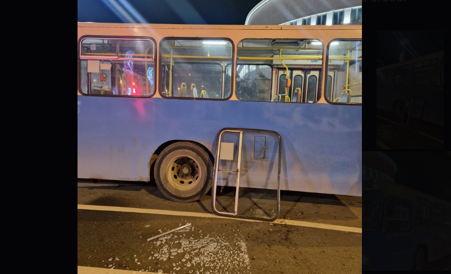 Menet közben esett ki a városi busz ablaka (videó)