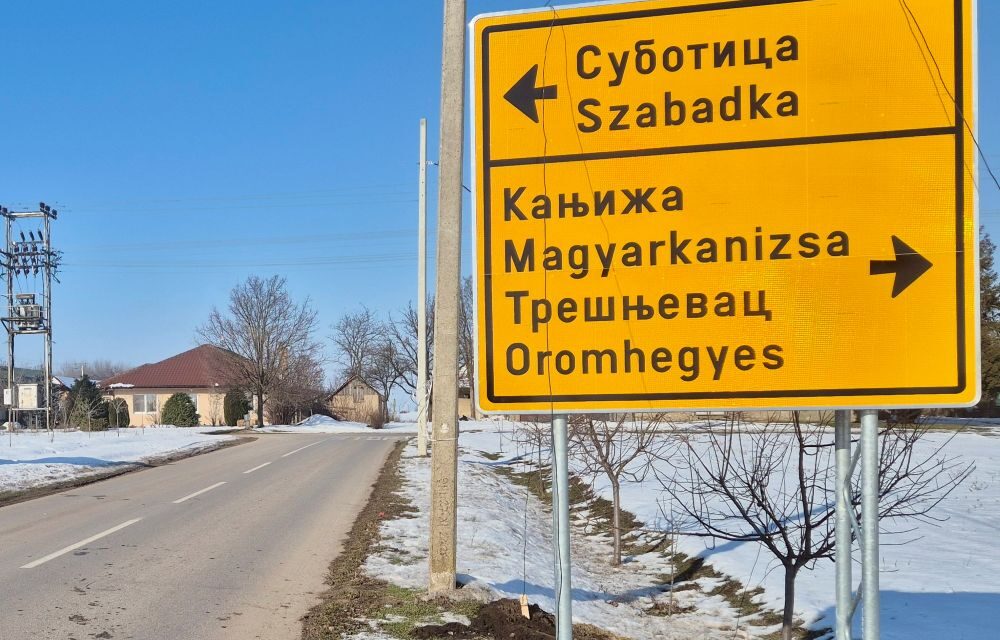 Folytatódik a magyar–szerb útirányjelző táblák kihelyezése