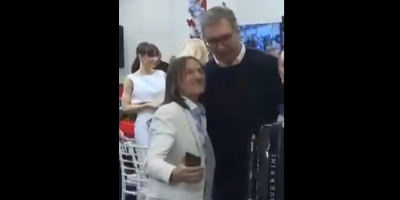 Gyilkosságért ült, most élő adásban Vučićnak és Brnabićnak énekel