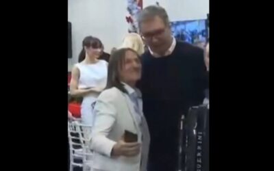 Gyilkosságért ült, most élő adásban Vučićnak és Brnabićnak énekel