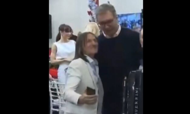 Gyilkosságért ült, most élő adásban Vučićnak és Brnabićnak énekel