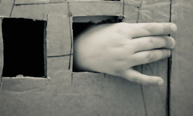 Felvették a szociális segélyt, közben emberkereskedelemmel foglalkoztak